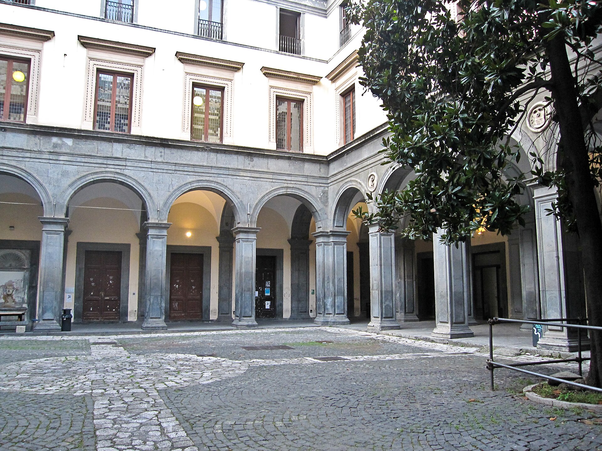 Cortile rinascimentale italiano con porticato a pilastri piperno.