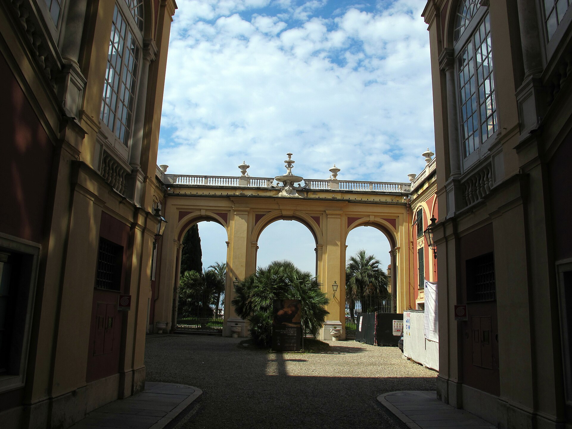 Cortile maggiore di un palazzo storico italiano con loggiato ad archi.